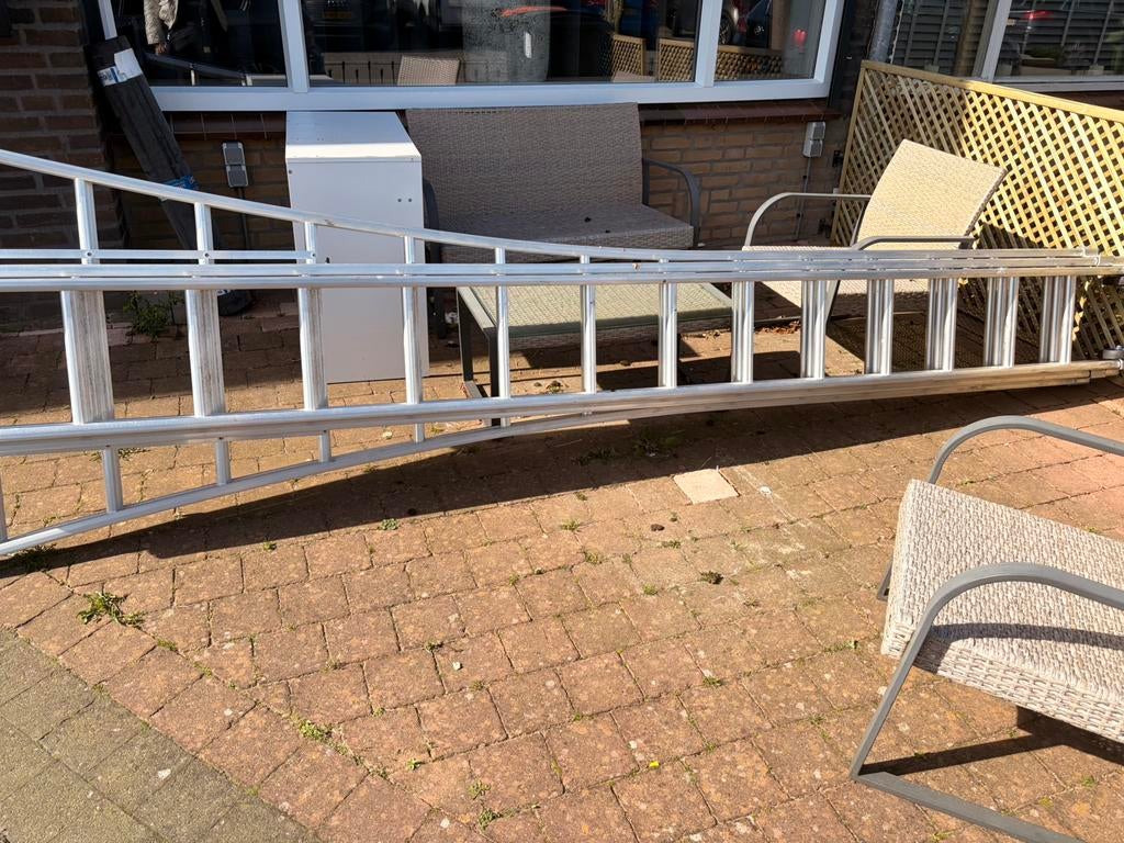 Solide ladder, Doe-het-zelf en Verbouw, Ladders en Trappen, Ophalen, Zo goed als nieuw, Ladder, Opvouwbaar of Inschuifbaar