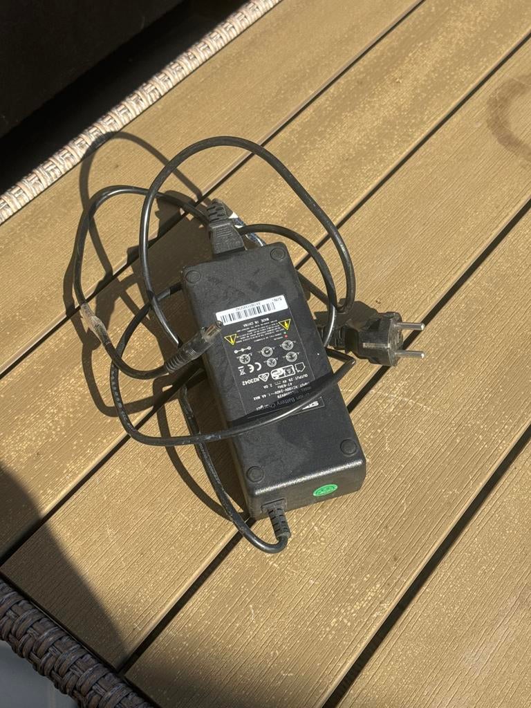 Li-ion Batterijlader 29.4V 2A - Universeel, Fietsen en Brommers, Fietsaccessoires | Fietsaccu's, Ophalen, Gebruikt