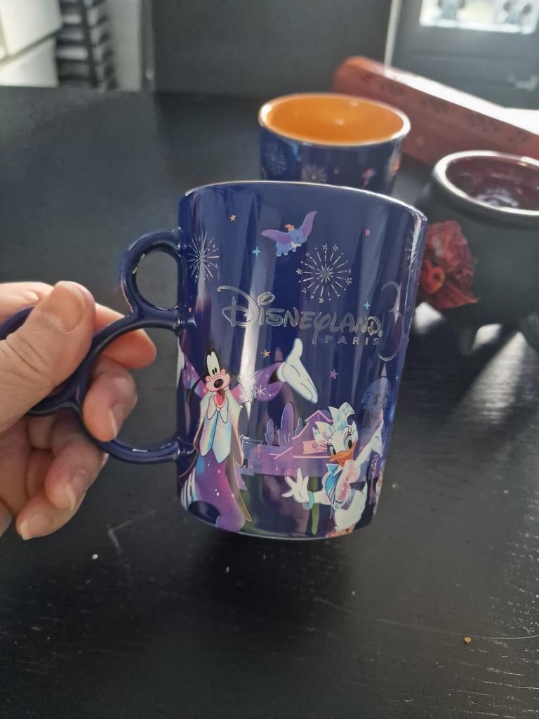 2xDisney mok 30 jaar Disneyland Parijs, Ophalen of Verzenden, Overige figuren, Zo goed als nieuw, Servies