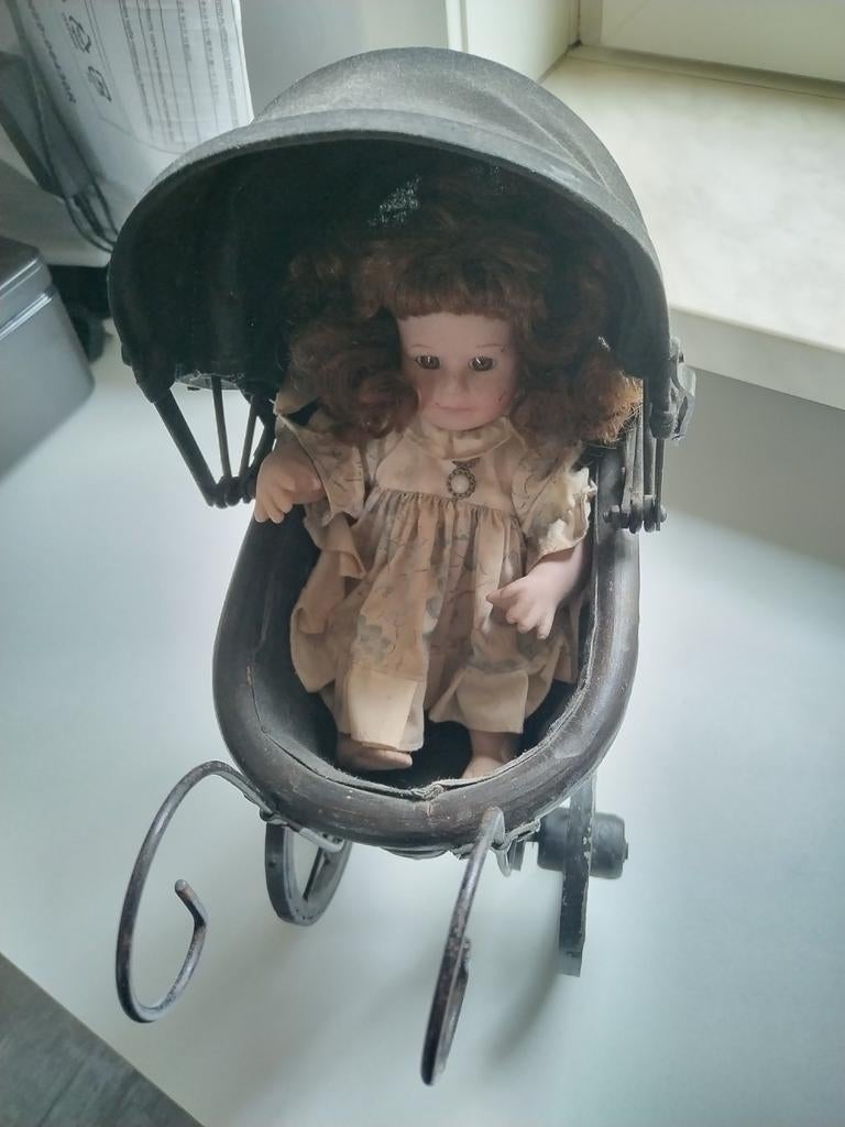 Antieke Porseleinen Pop in Kinderwagen - Vintage Decoratie, Verzamelen, Poppen, Ophalen of Verzenden, Gebruikt, Pop