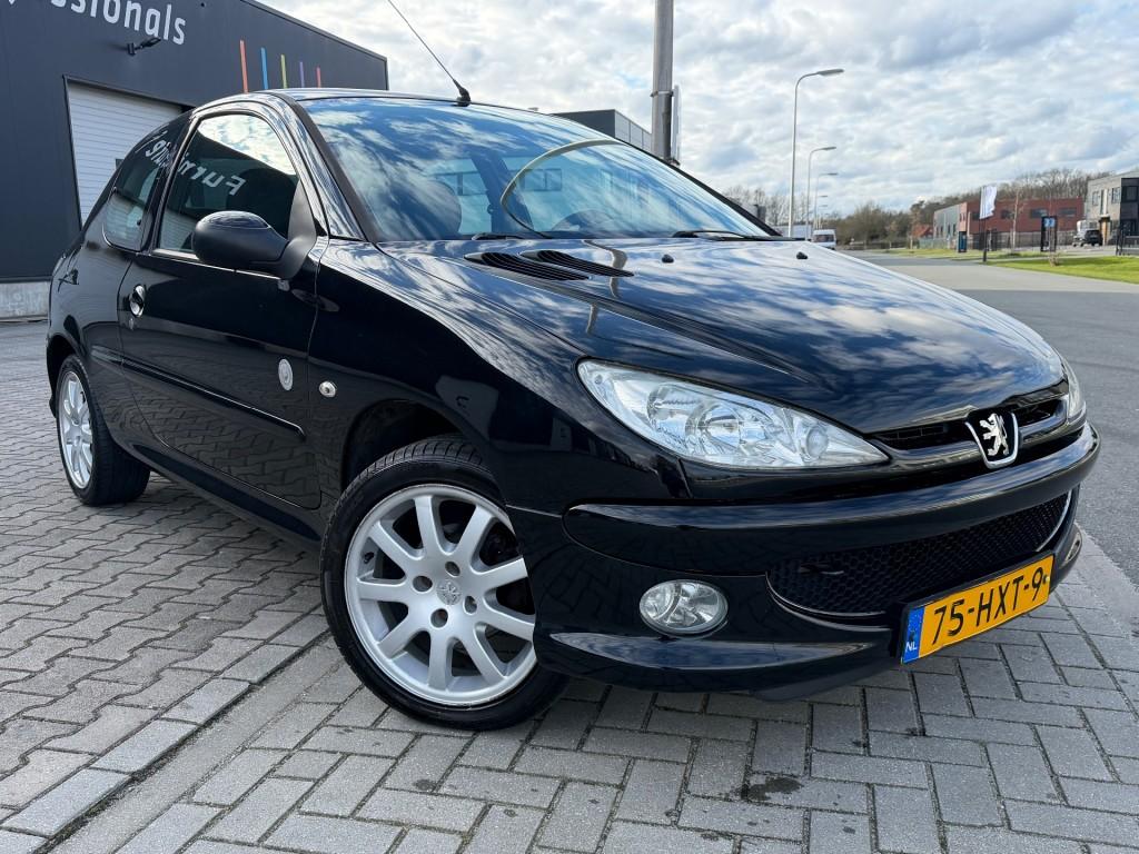 Peugeot 206 1.4 FOREVER/ SPORT /AIRCO/ CRUISE, Auto's, Voorwielaandrijving, 31 €/maand, 4 cilinders, Zwart