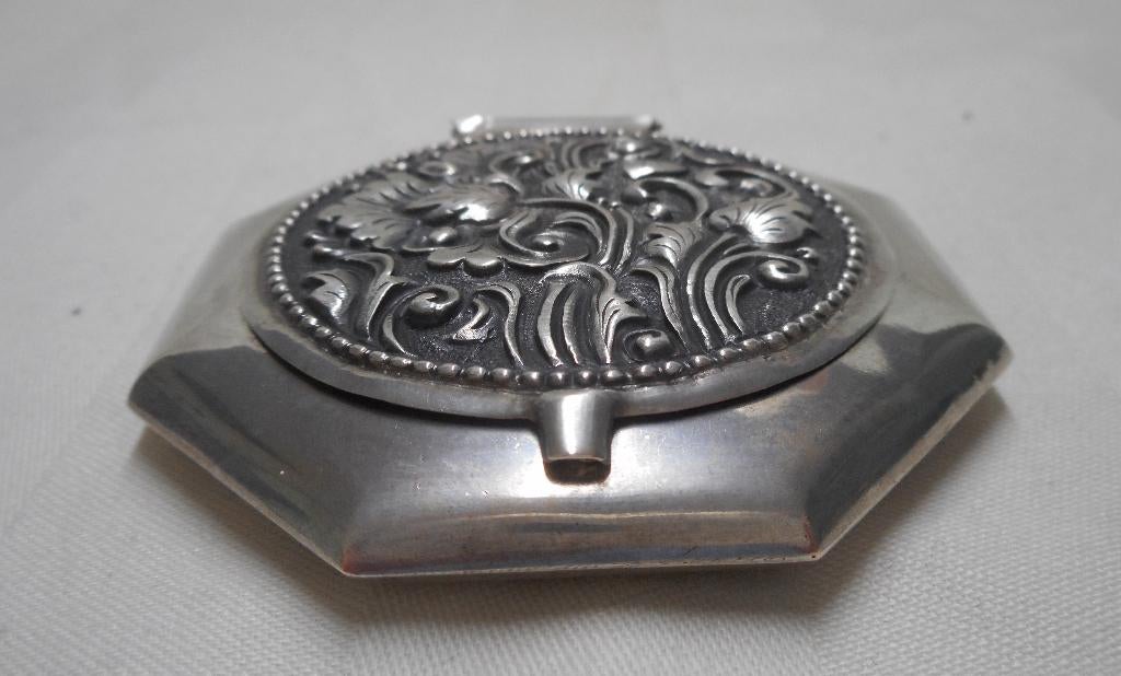 Zilveren antieke Djokja doos nr.1449, Antiek en Kunst, Verzenden, Zilver