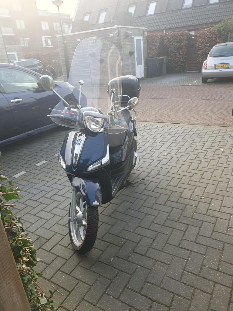 Piaggio Motorscooter 125cc ABS - Bouwjaar 2017 km stand 7300, Ophalen, Zo goed als nieuw, Benzine, Overige modellen