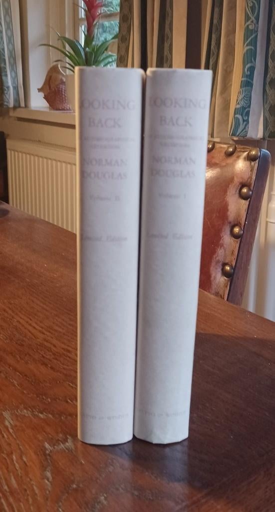 Norman Douglas - Looking back (met handtekening), Boeken, Ophalen of Verzenden, Gelezen
