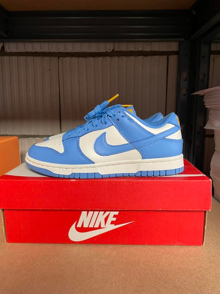 Nike Dunk Low Coast UNC (W) Maat 36.5, Kleding | Heren, Schoenen, Ophalen of Verzenden, Nieuw, Blauw