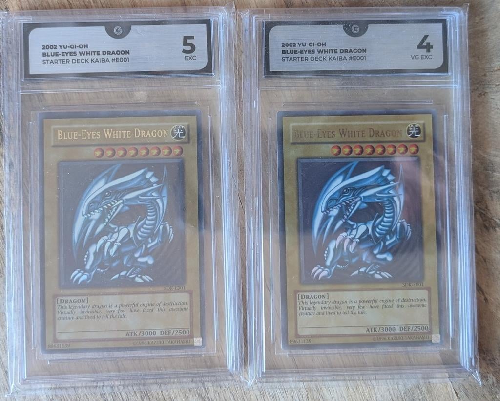 2x Graded Blue Eyes white dragon SDK Engels, Hobby en Vrije tijd, Verzamelkaartspellen | Yu-gi-Oh!, Ophalen of Verzenden, Zo goed als nieuw