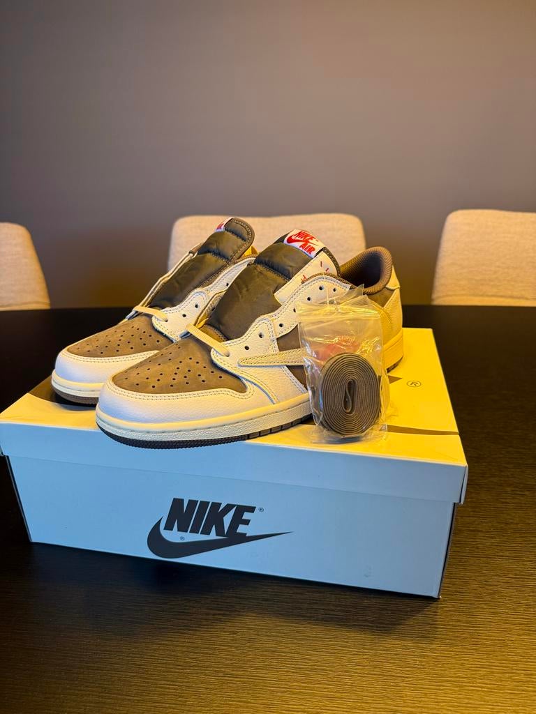 Nike Air Jordan 1 Low Reverse x Travis Scott Mocha, Ophalen of Verzenden, Nieuw, Bruin, Sneakers of Gympen