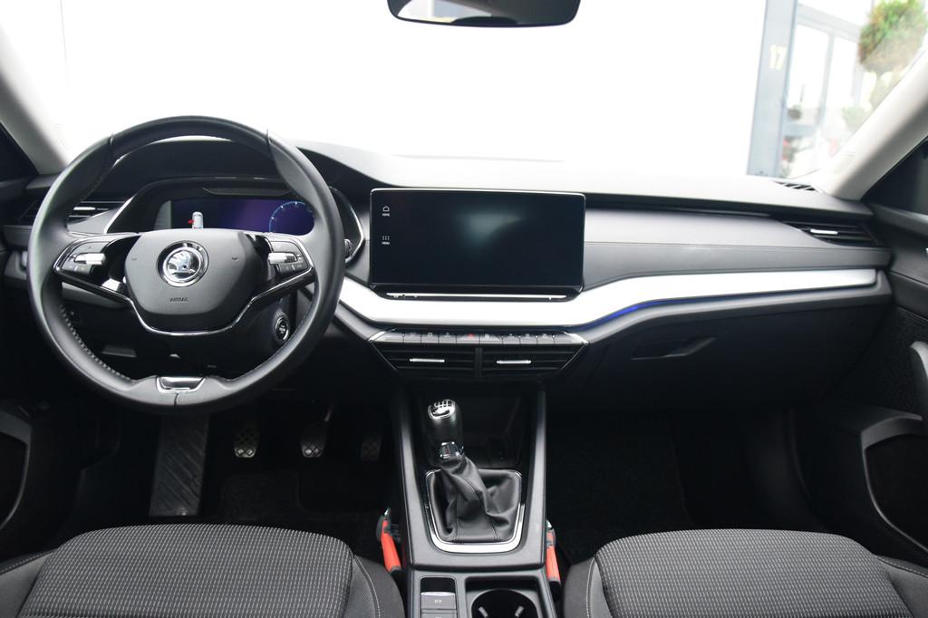 Skoda Octavia Combi 1.0 TSI Business Edition Priv/Glass Navi, Stof, Gebruikt, Parkeersensor, Zwart