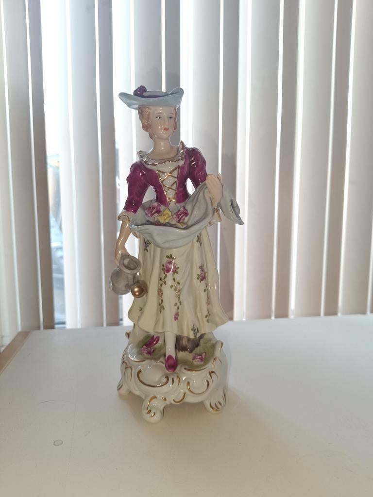 Vintage Porseleinen Beeldje Dame met Gieter en Bloemen, Ophalen of Verzenden