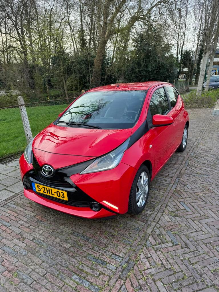 Toyota Aygo 1.0 12V Vvt-i - 5 Ddrs -  2015 - Rood, Voorwielaandrijving, Stof, 4 stoelen, Origineel Nederlands