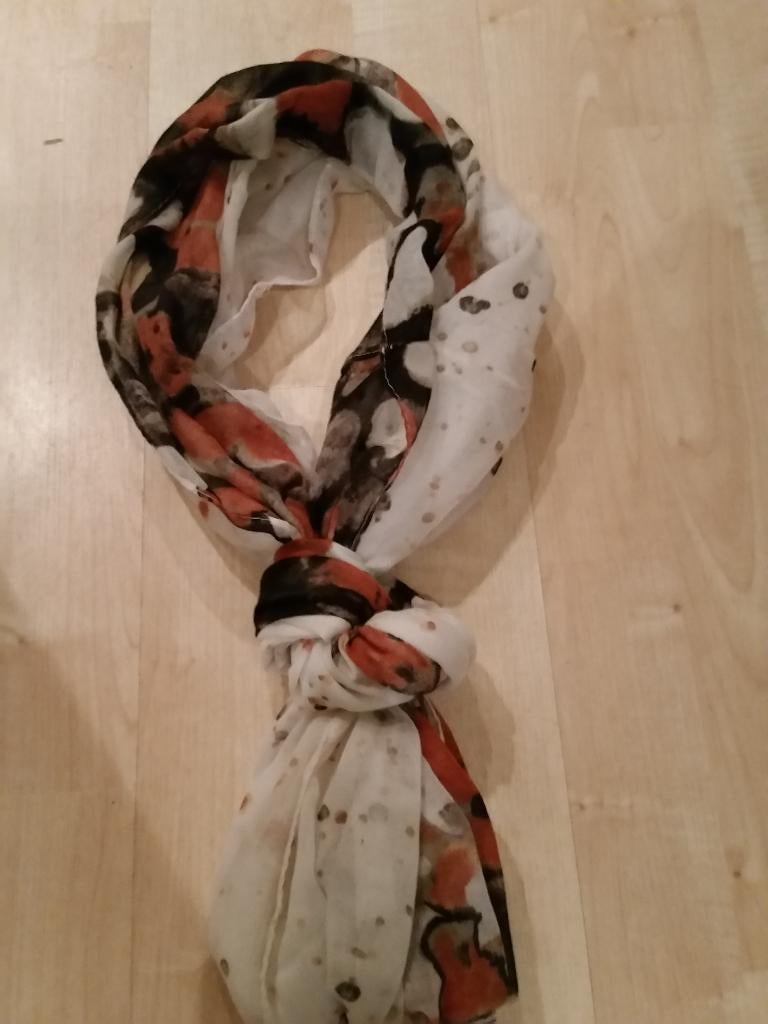 Mooie sjaal, 72 x 80 cm, Ophalen of Verzenden, Zo goed als nieuw, Maat 46/48 (XL) of groter, Sjaal