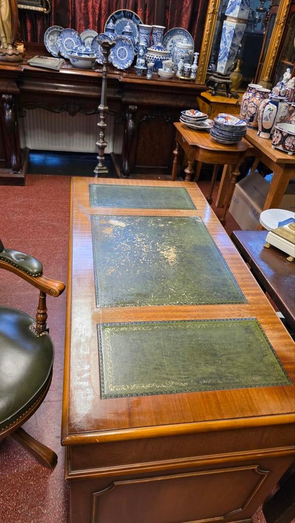 Notenhouten Chesterfield bureau met leren stoel, Ophalen of Verzenden