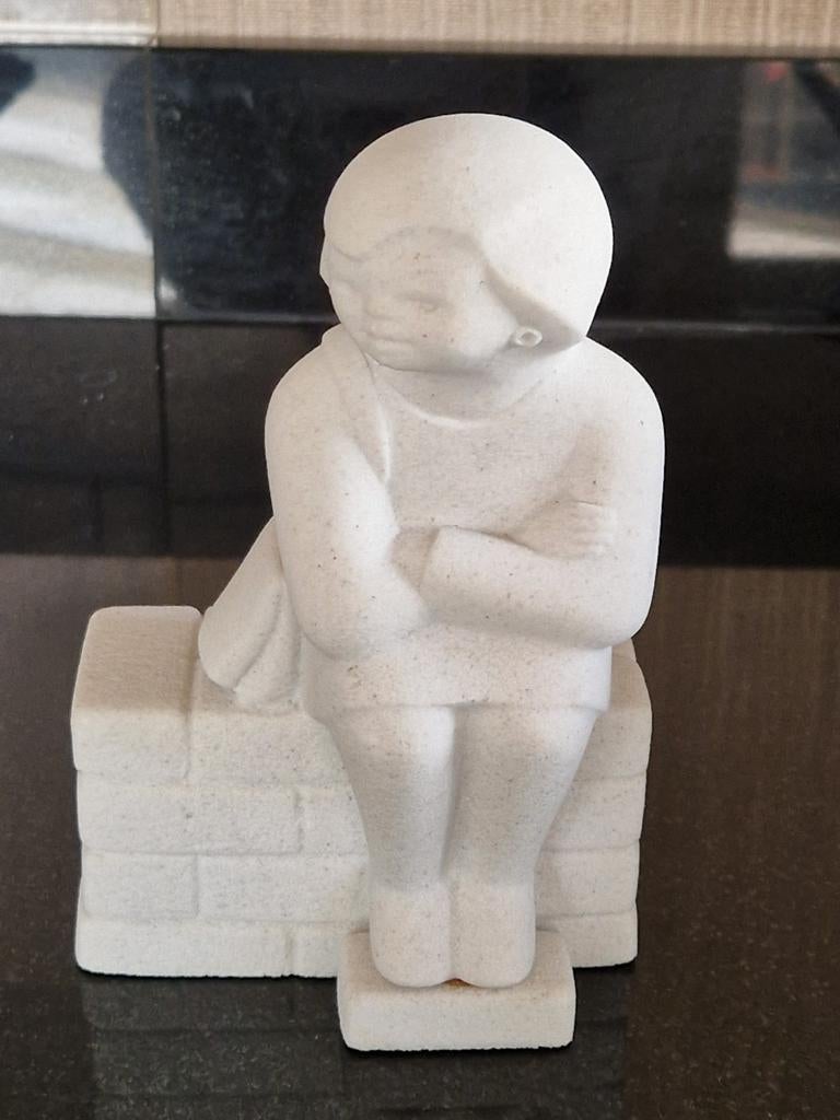 Vintage Beeldje Meisje rustend op muurtje Marbell Stone Art, Verzamelen, Beelden en Beeldjes, Ophalen of Verzenden, Zo goed als nieuw