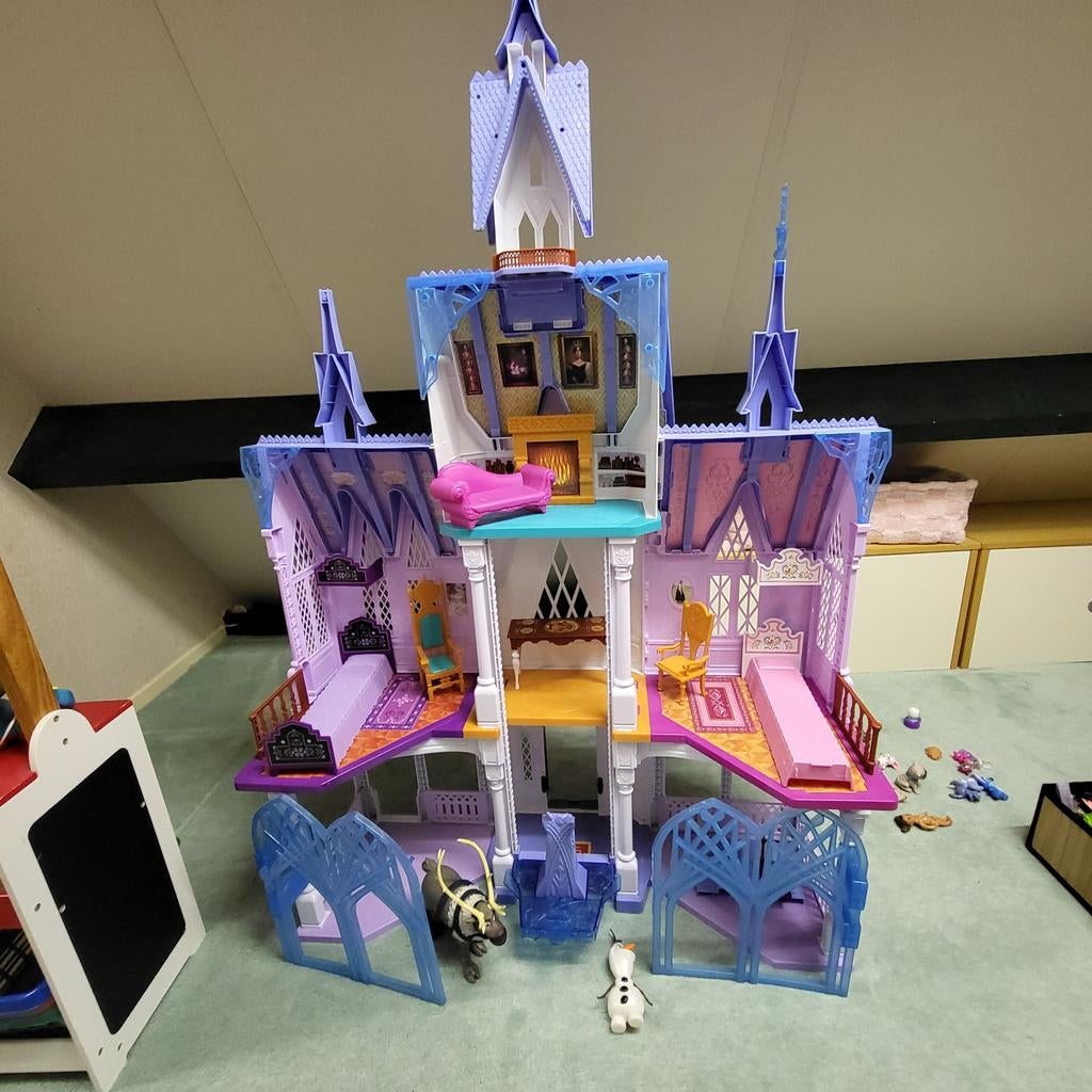 Elza frozen barbiehuis, Kinderen en Baby's, Speelgoed | Poppenhuizen, Ophalen, Gebruikt, Poppenhuis