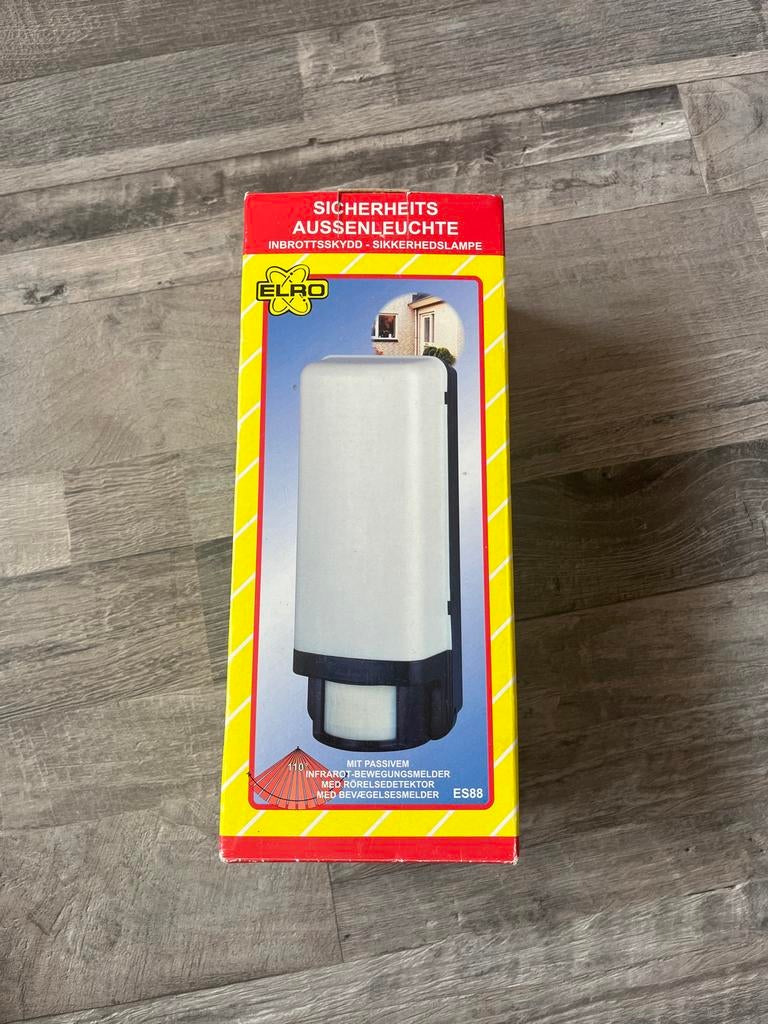 Elro buitenlamp met bewegingsmelder, Tuin en Terras, Buitenverlichting, Wandlamp, Nieuw, Ophalen of Verzenden, Netvoeding