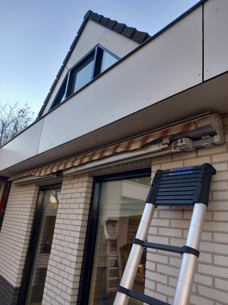 Electrisch bediend knikarm zonnescherm., 150 tot 300 cm, Ophalen of Verzenden, Gebruikt, Knikarmscherm