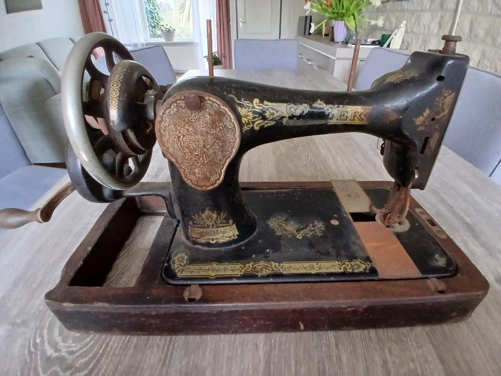Antieke Singer naaimachine, Ophalen