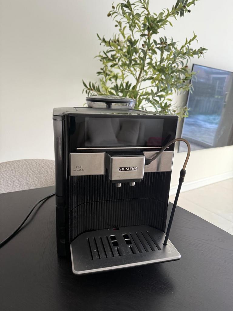 Siemens EQ6 Series 500 volautomatische koffiemachine, Witgoed en Apparatuur, Koffiezetapparaten, Afneembaar waterreservoir, Gebruikt