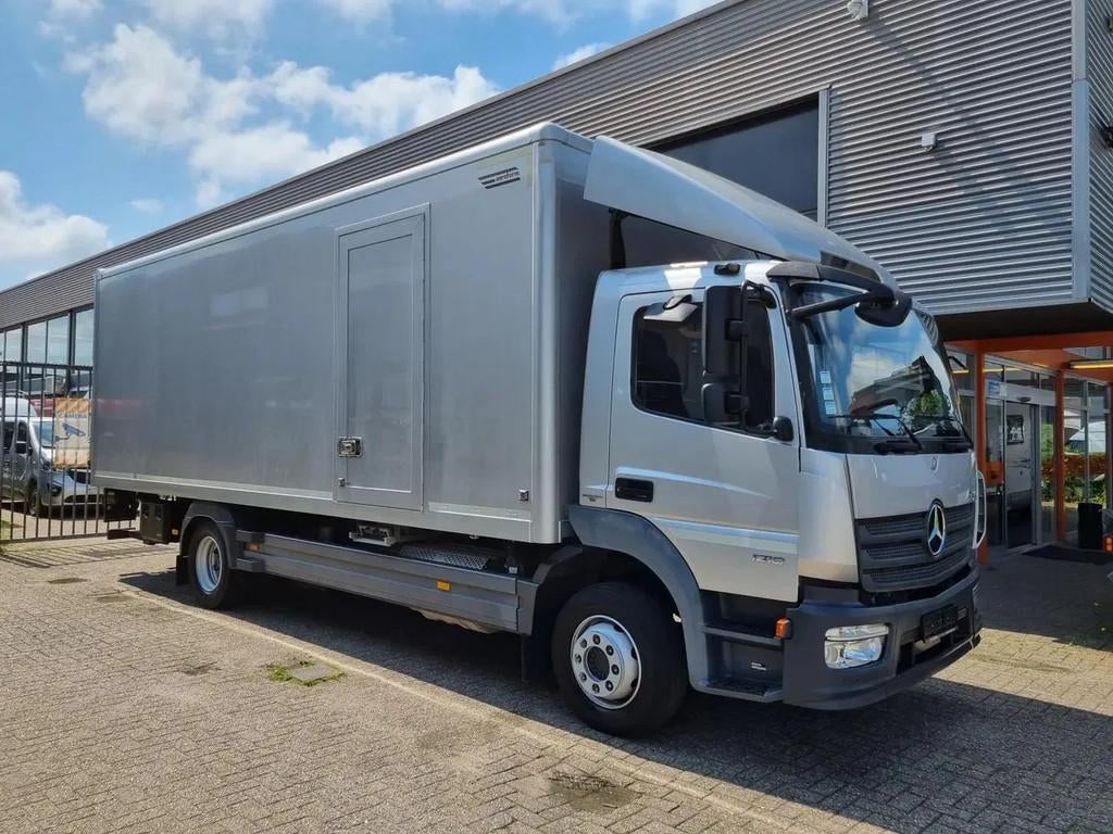 Mercedes-Benz Atego 1218 Koffer/ Ladebordwand/ Airco/ Grau M, Auto's, Automaat, Mercedes-Benz, Bedrijf, Diesel