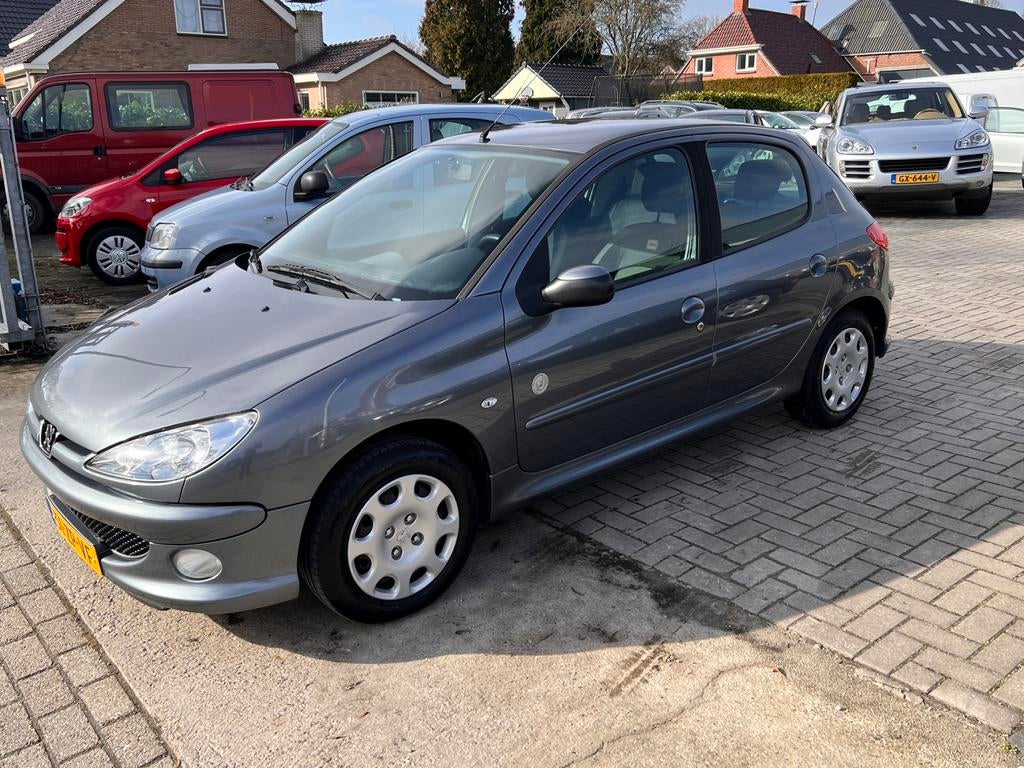 Peugeot 206 1.4 5D 2008 Grijs nw APK, Auto's, Voorwielaandrijving, 31 €/maand, 4 cilinders, Origineel Nederlands