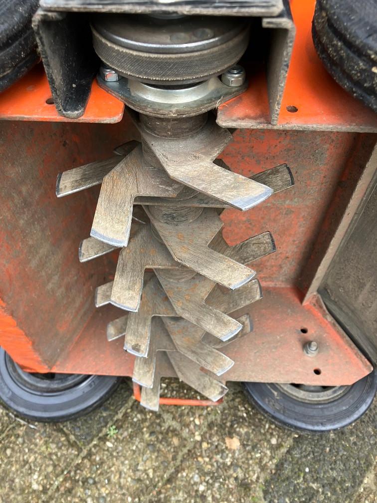 Verticuteermachine 400mm 230V Eliet E 401 Electric 2016, Eliet Europe nv, Ophalen, Eliet, Diesveldstraat 2 - 8553 Otegem België