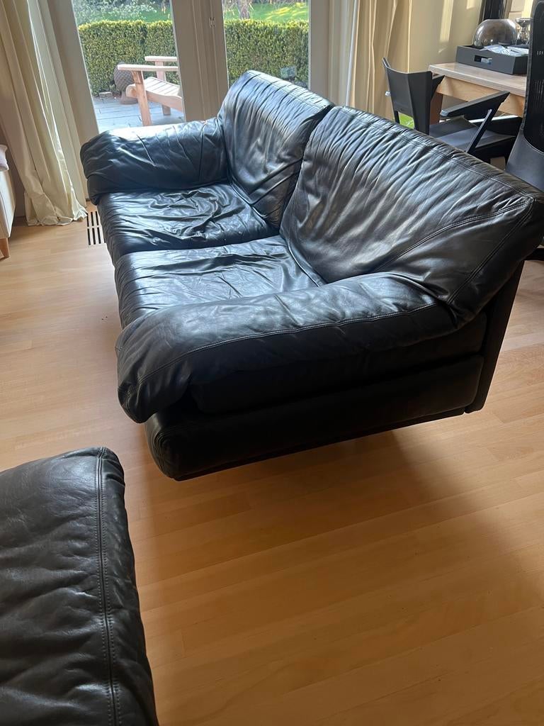 2x Dualux vintage zwarte leren banken, Huis en Inrichting, Banken | Bankstellen, Ophalen, Gebruikt, Driepersoons, Rechte bank
