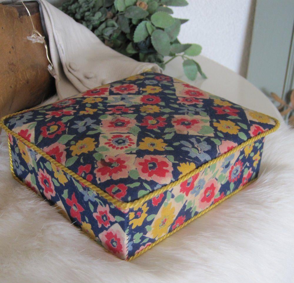 Antiek stoffen doosje voor sieraden of snuisterijen, Antiek en Kunst, Curiosa en Brocante, Ophalen of Verzenden