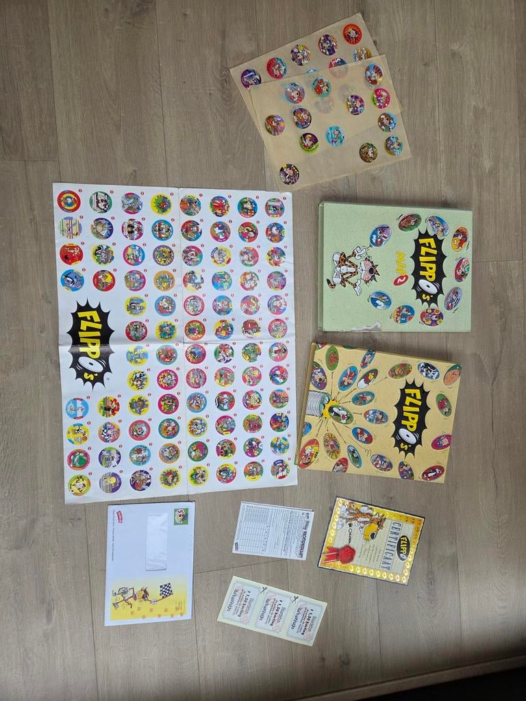 Twee complete mappen Flippo's, Verzamelen, Flippo's, Ophalen of Verzenden, Griezel, Verzameling, Met verzamelmap(pen)