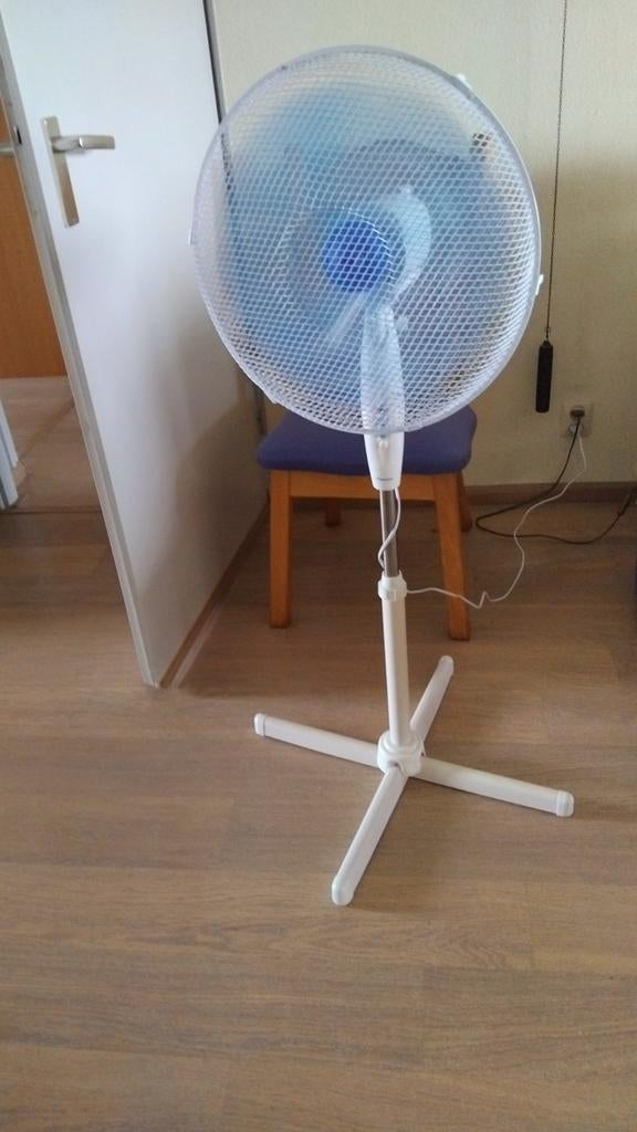 Bestron Statiefventilator - Wit/Blauw - Goede Staat, Witgoed en Apparatuur, Ventilatoren, Ophalen, Zo goed als nieuw, Statiefventilator