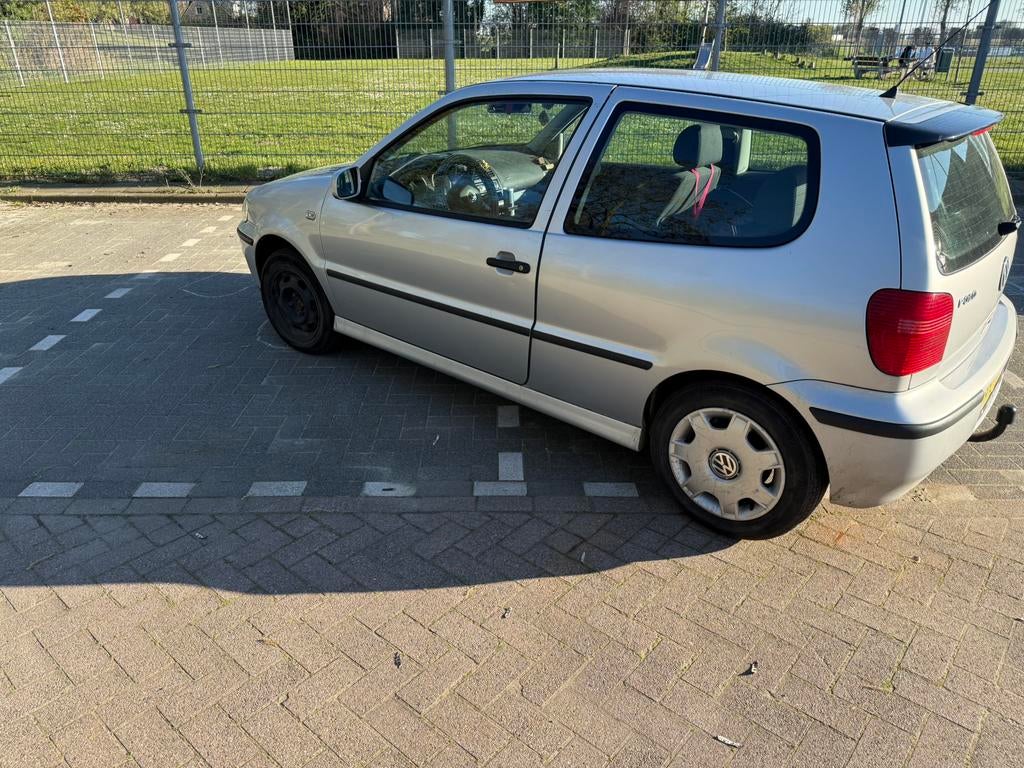 Volkswagen Polo 1.4 55KW 2001 Grijs, Auto's, Voorwielaandrijving, 450 kg, 74 pk, 31 €/maand