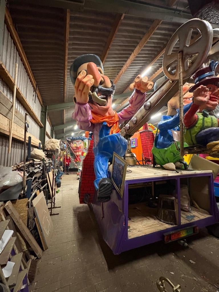 Carnavalswagen Stokerij Schrobbeler - Compleet met poppen, Hobby en Vrije tijd, Feestartikelen, Ophalen of Verzenden