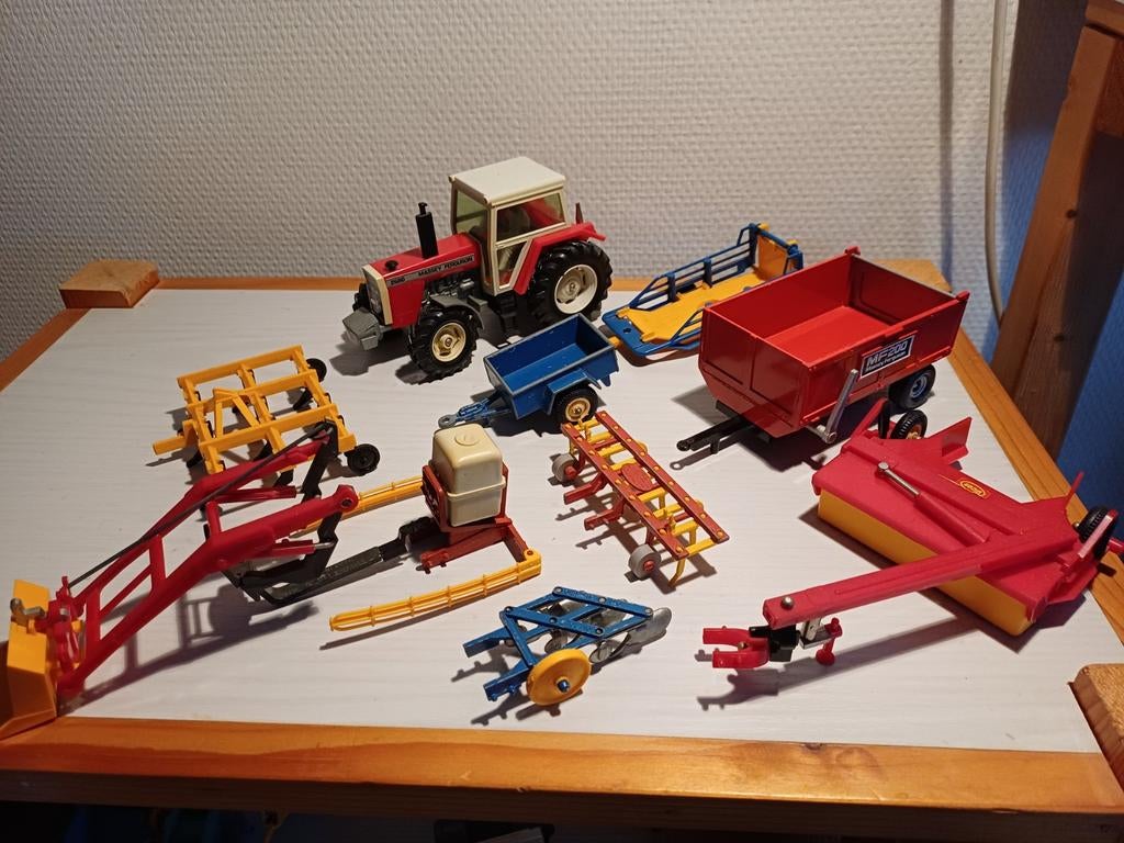 Britains MF 2680 met werktuigen, Ophalen of Verzenden, Zo goed als nieuw, Tractor of Landbouw, Britains