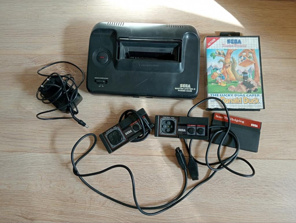 Sega Master System II met 2 games en 2 controllers, Spelcomputers en Games, Master System, Met 2 controllers, Ophalen of Verzenden