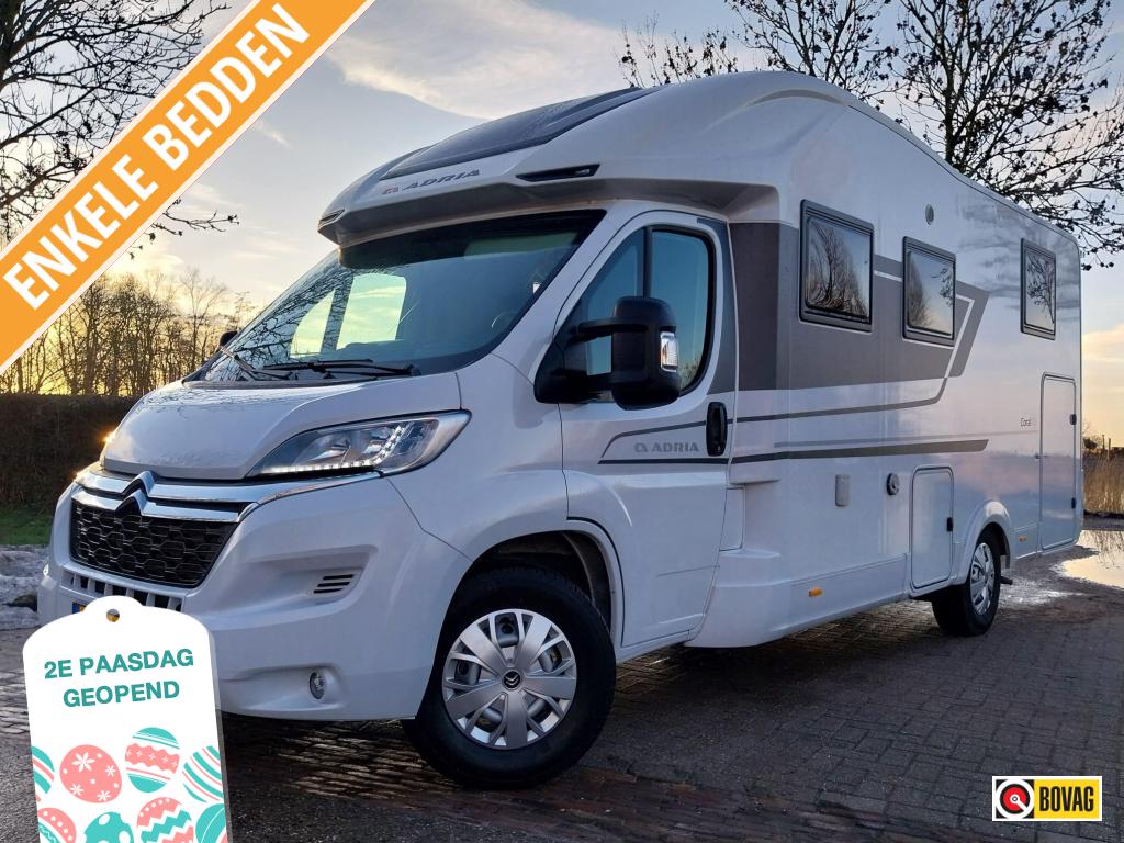Luxe Adria Coral 650 DL met dubbele airco en tv !!!, Niet ingevuld, Ringverwarming, Treinzit, Bedrijf