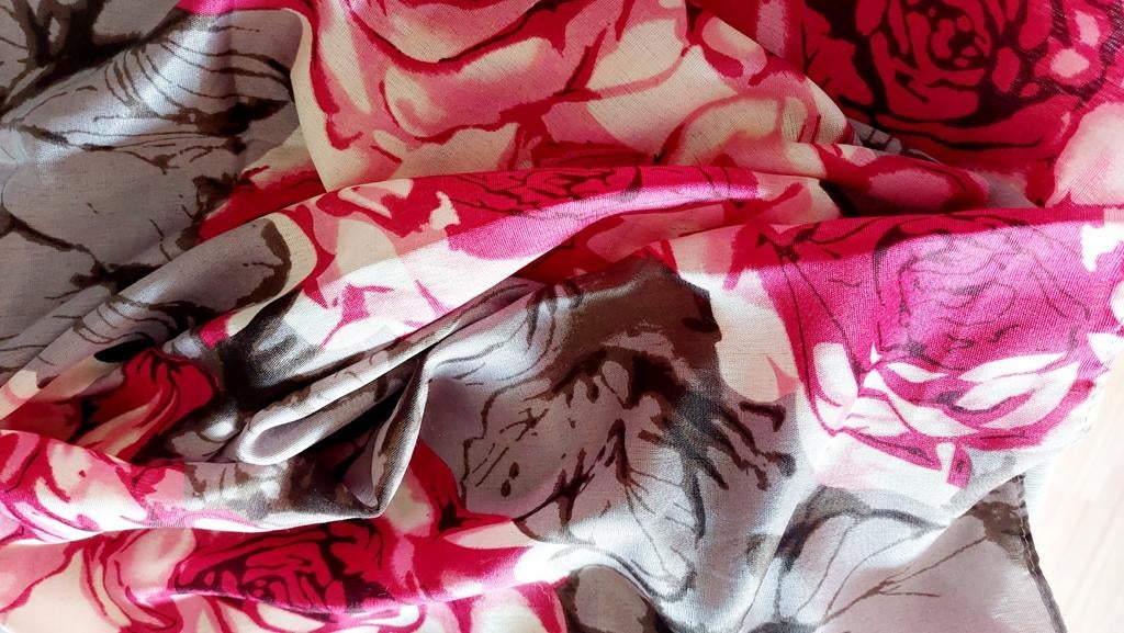 Sjaal met rozenprint 156x39cm, Ophalen of Verzenden, Gedragen, Maat 38/40 (M), Sjaal