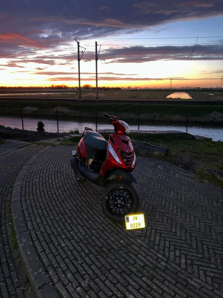 Zip sp brom, Fietsen en Brommers, Scooters | Piaggio, Zo goed als nieuw, Zip, Tweetakt, Ophalen