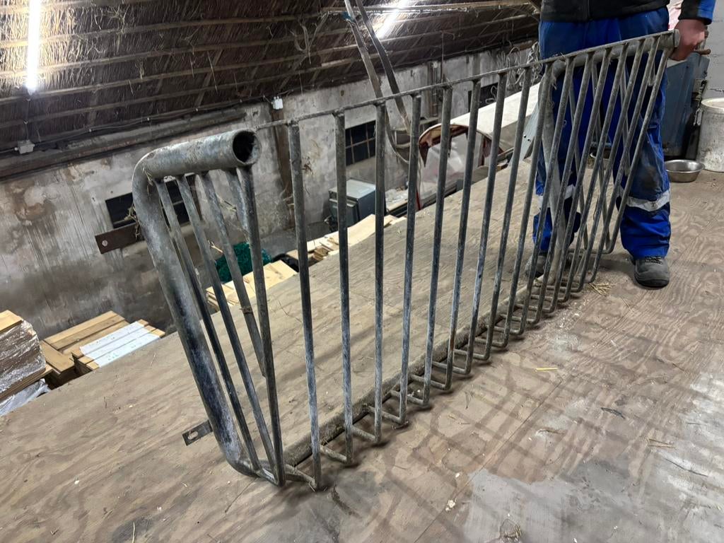 Grote zware sterke hooiruif, Stalling, 2 of 3 paarden of pony's