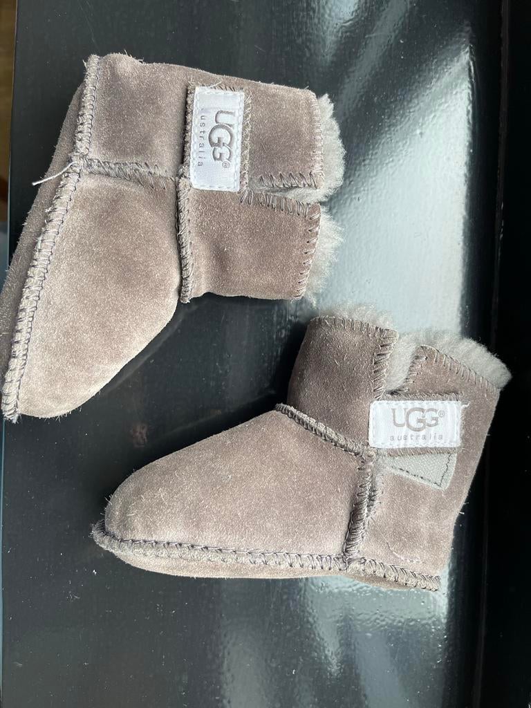 Uggs baby sloffen maat 20 grijs - Zo goed als nieuw, Ophalen of Verzenden, Zo goed als nieuw, Jongetje of Meisje, Slofjes