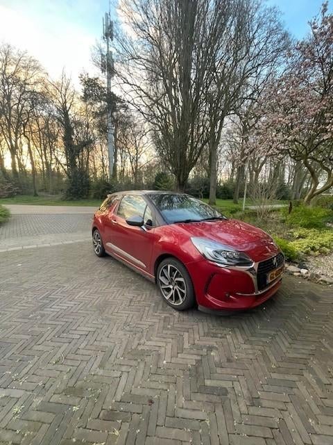 DS 3 1.2 VTI 81KW AUT 2015 Rood, Auto's, DS, Zwart, 49 €/maand, 570 kg, Particulier