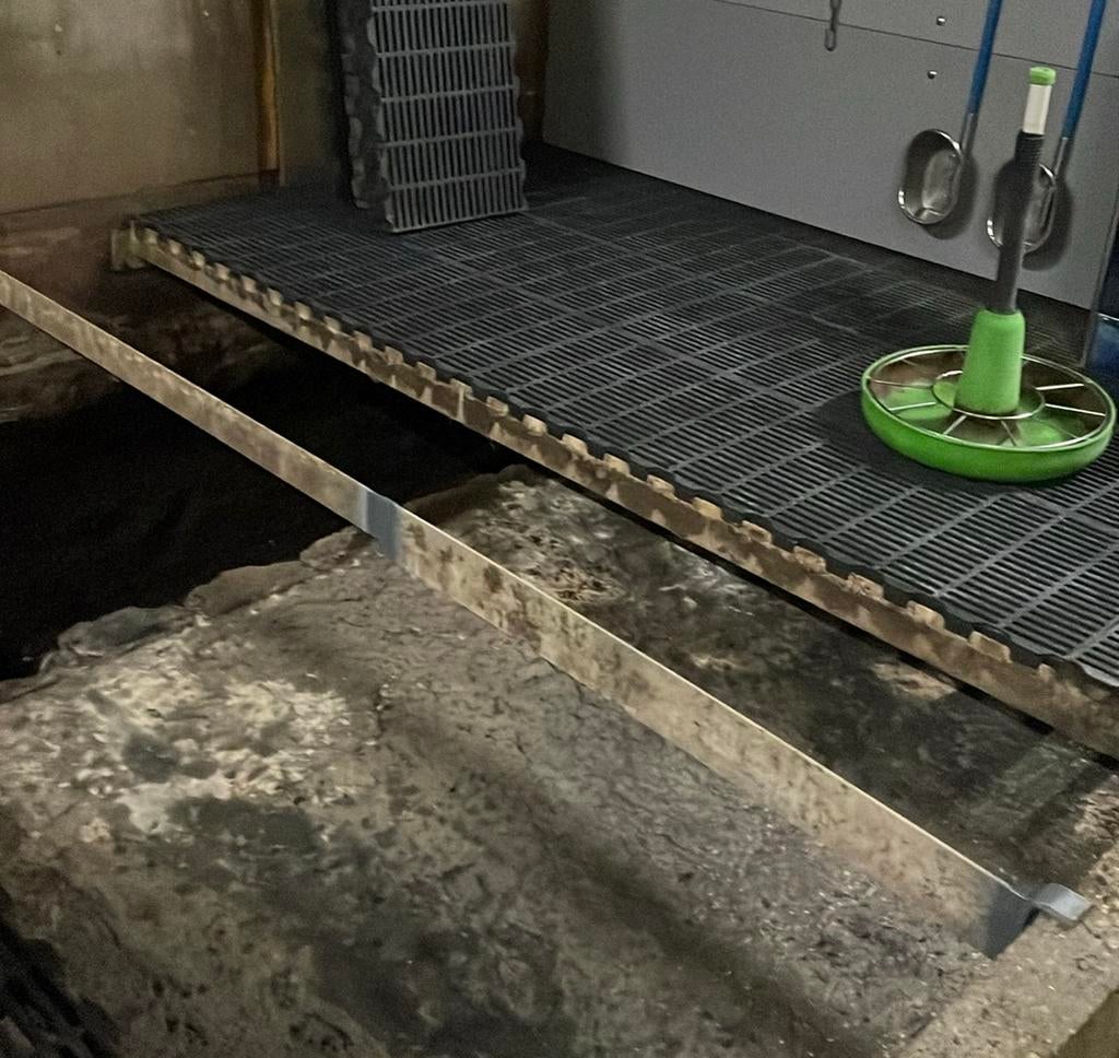 Gezocht RVS liggers voor onder biggen roosters, Dieren en Toebehoren, Schapen, Geiten en Varkens