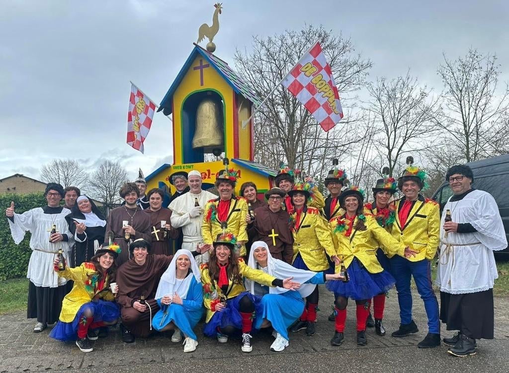 loopgroep carnaval compleet met wagen, titelbord en kleding, Ophalen, Gedragen, Carnaval
