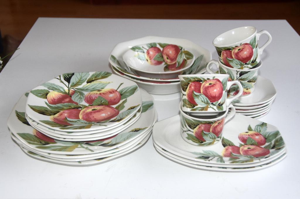Pontesa Servies met appels borden, schalen, kopjes, schotels, Gebruikt, Ophalen of Verzenden, Bord(en), Overige stijlen