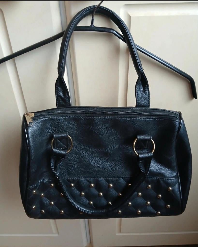 Handtas zwart met gouden studs, Sieraden, Tassen en Uiterlijk, Tassen | Damestassen, Ophalen of Verzenden, Nieuw, Zwart, Handtas