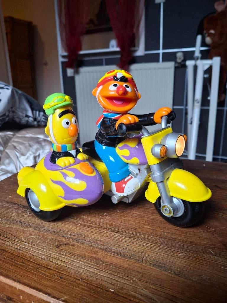Bert en Ernie op de moter. Vintage., Ophalen of Verzenden