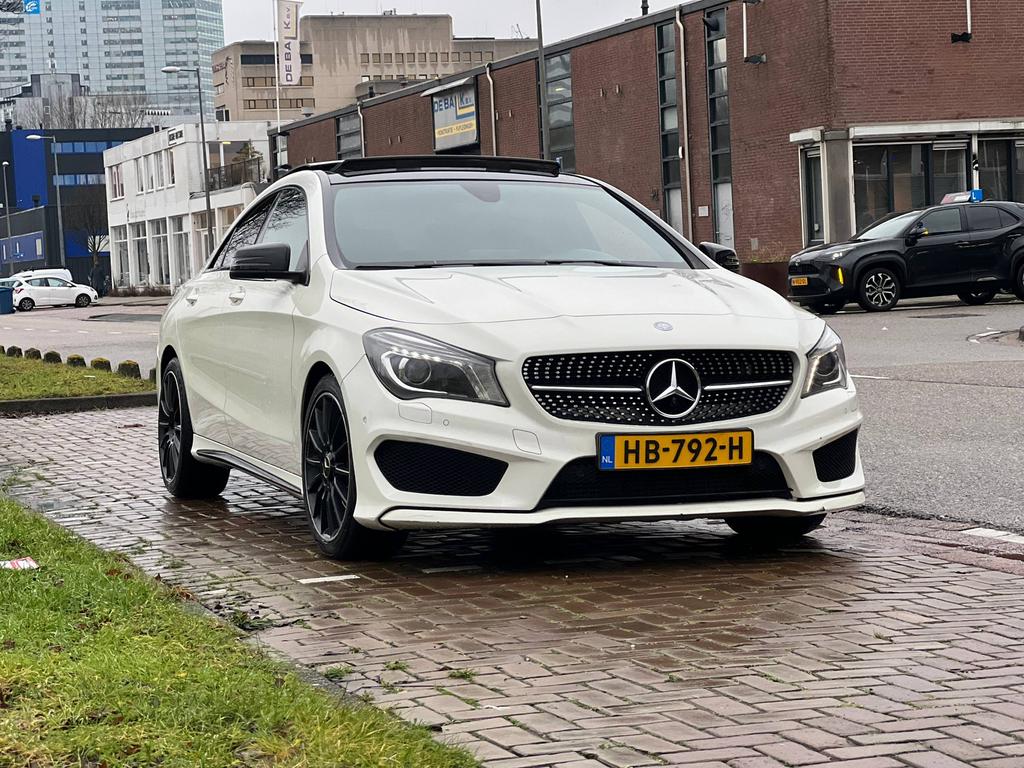 Mercedes-Benz CLA 180 1.6 – AMG Pakket – Automaat - PANO, Auto's, 4 cilinders, 715 kg, Leder en Stof, 1200 kg