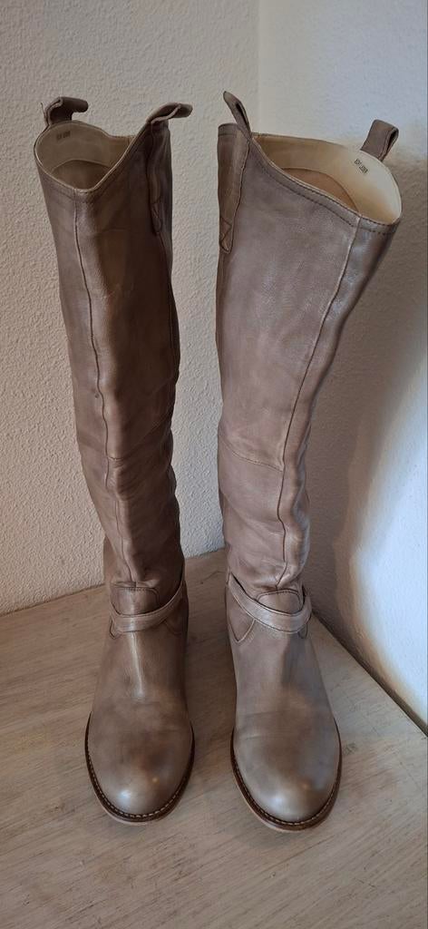Hoge beige leren laarzen SPM maat 40.
Heel soepel echt leer., Kleding | Dames, Schoenen, Ophalen of Verzenden, Zo goed als nieuw