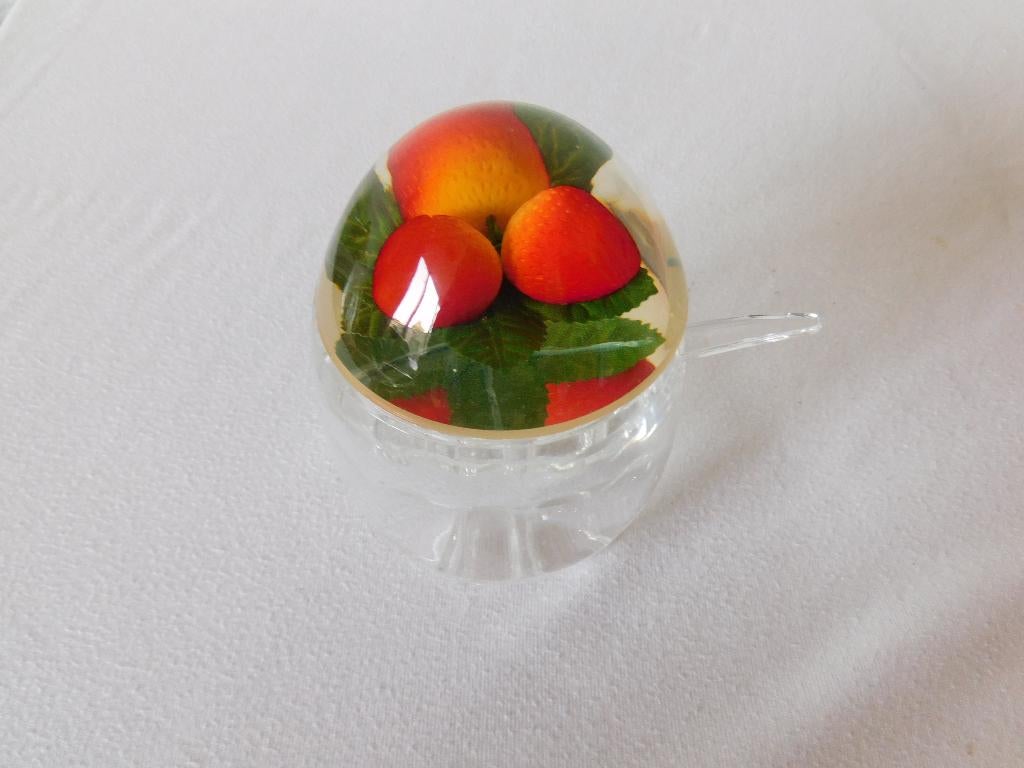 2 Vintage jampotjes van Plexiglas met lepel en aardbeien in, Verzamelen, Ophalen of Verzenden, Overige typen