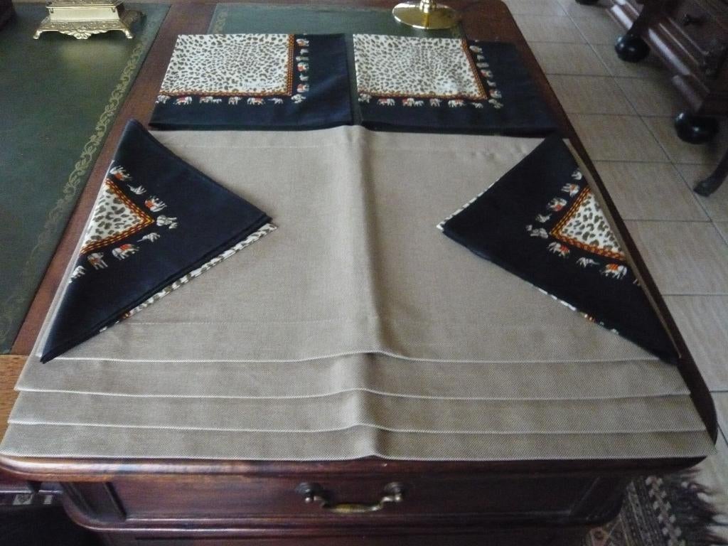 Jim Thompson 100% Thaise katoen 4 placemats & 4 servetten, Ophalen of Verzenden, Zo goed als nieuw, Bord