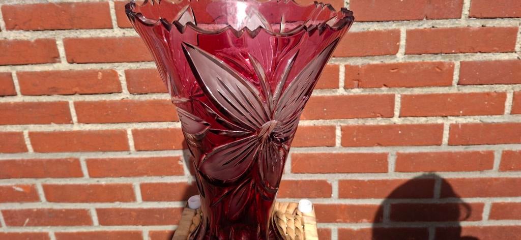 Rode kristallen vaas met geslepen decoratie, Antiek en Kunst, Ophalen of Verzenden
