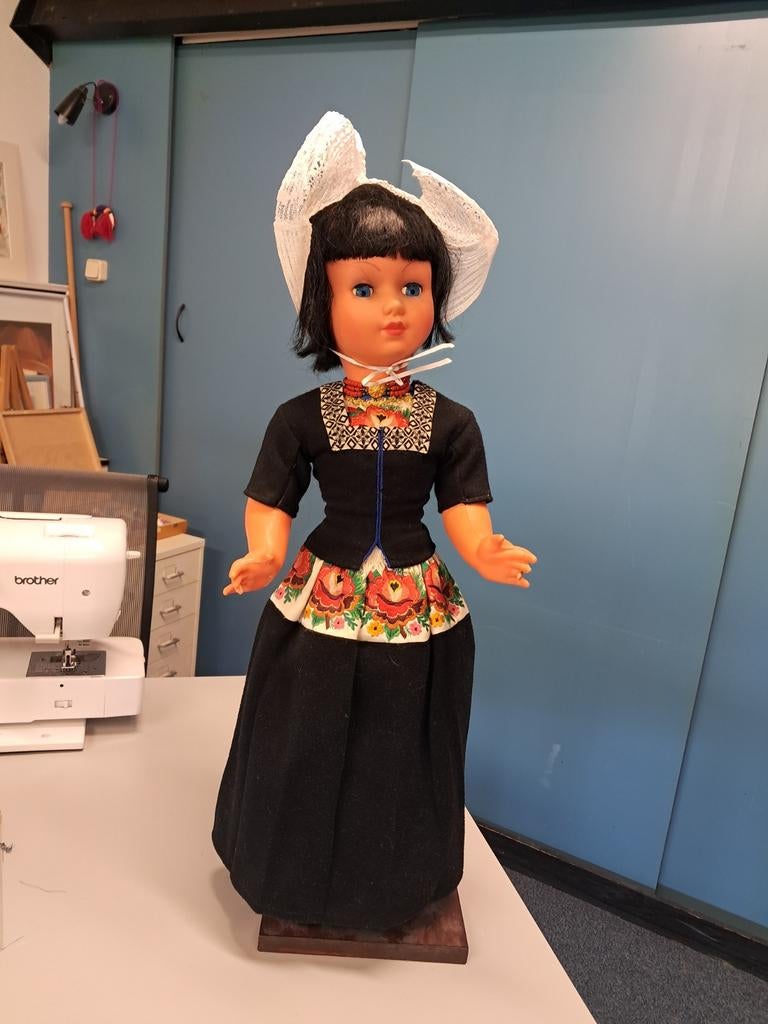 Oude Zeeuwse klederdrachtpop met nette en werkkledij, Ophalen of Verzenden, Gebruikt